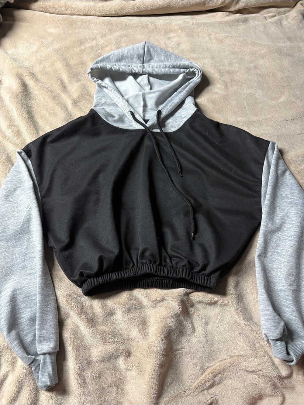 SHEIN Black and Light Gray Cropped Hooded Pullover